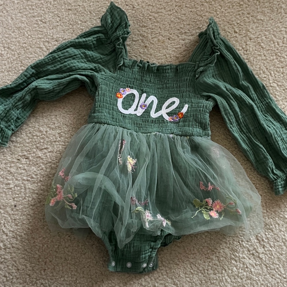 Adorable green romper dress for baby girls, size 12–18 months. Features long sle